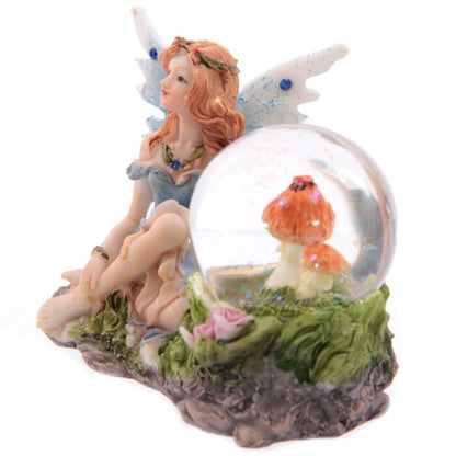 Fada Sentada com Globo de Água – Figura Decorativa Encantada