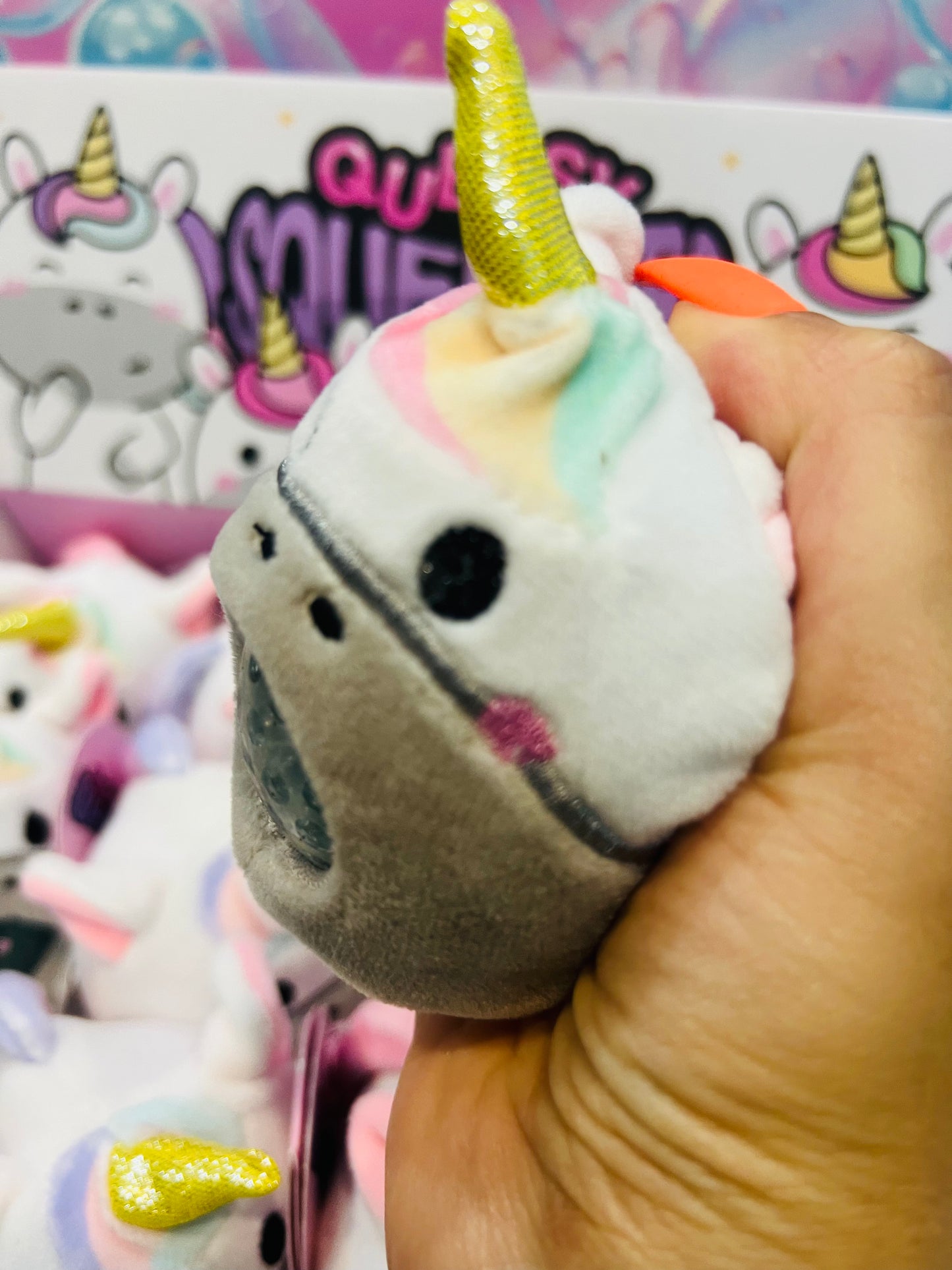 Brinquedo de pelúcia espremível Queasy Squeezies Adoracorns Unicornio